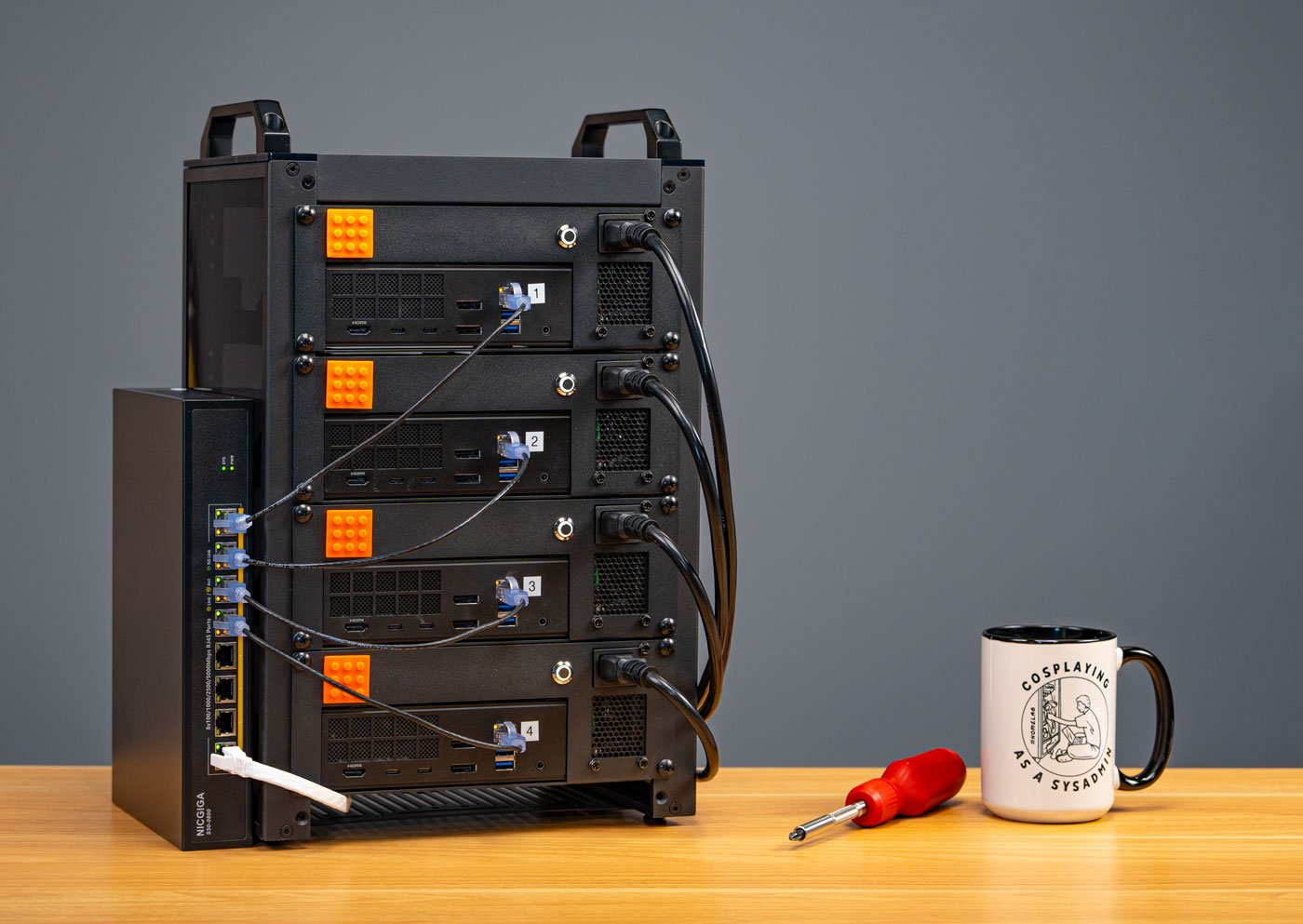Cluster 4x Framework Desktop mini rack inferenza distribuita