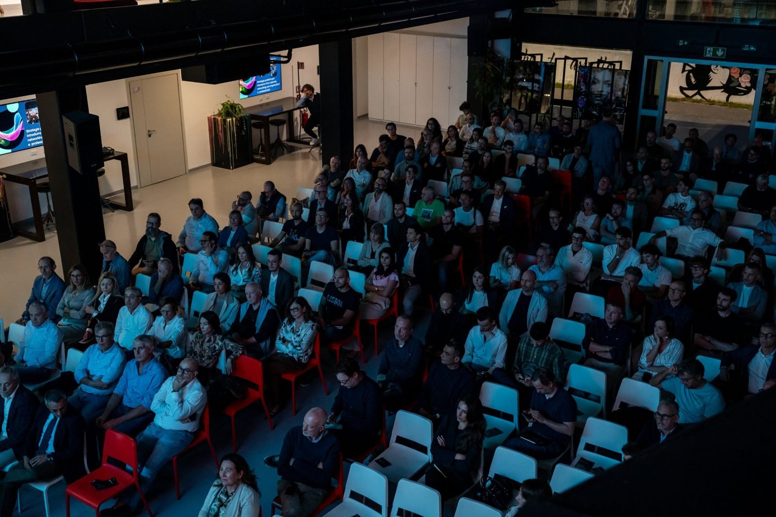 Il pubblico di imprenditori, manager e professionisti in sala durante gli interventi di Brix-IA Imprese, visto dall'alto